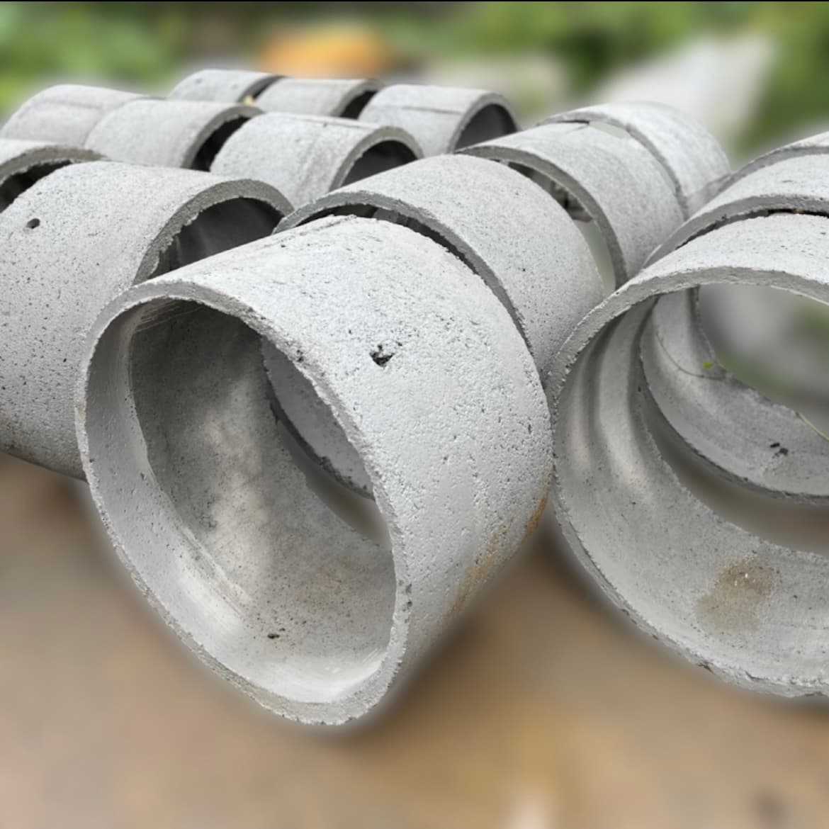 Tubos e anéis de concreto organizados no pátio