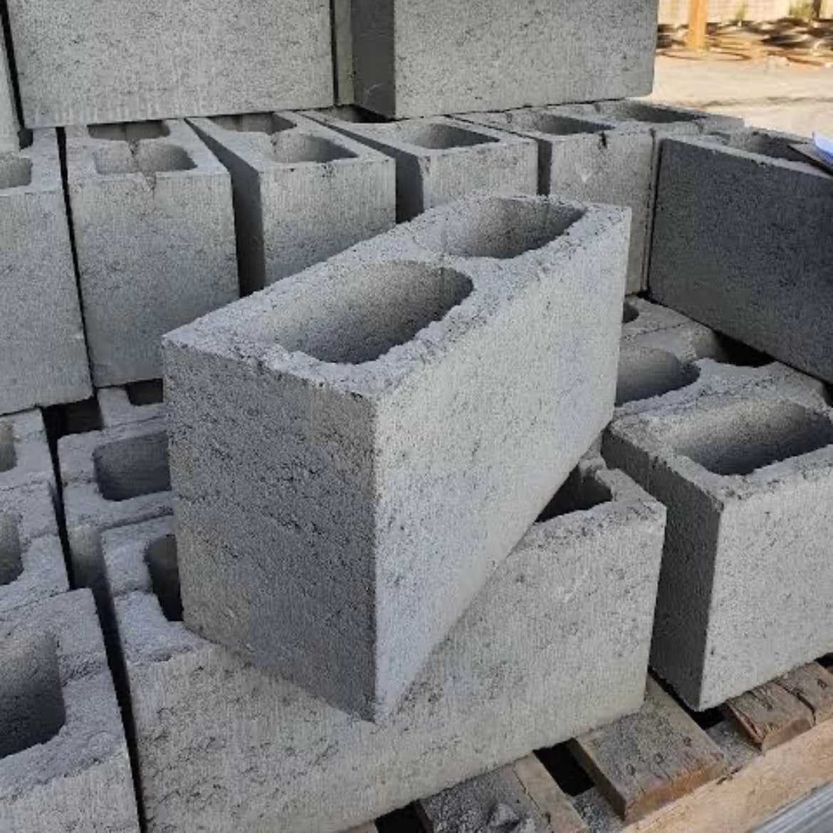 Manilhas de concreto empilhadas no pátio