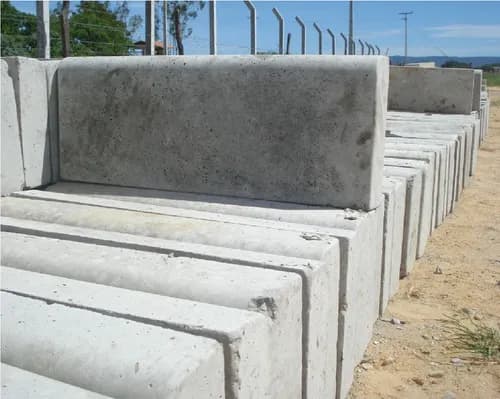 Meio fio de concreto instalado em sequência no pátio